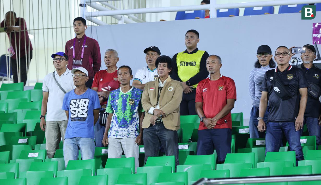 Sejumlah legenda sepak bola Indonesia menonton pertandingan Grup A Piala AFF U-17 2026 antara Timnas Indonesia U-17 melawan Vietnam di Stadion Gelora Delta Sidoarjo, Sidoarjo, Jawa Timur, Minggu (19/04/2026). (Bola.com/M Iqbal Ichsan)