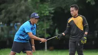 Ferdiansyah, kiper Persela saat mengikuti sesi latihan yang dipimpin pelatih penjaga gawang Arema FC, Yanuar ‘Begal’ Hermansyah. (Bola.com/Iwan Setiawan)