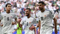 Pemain Timnas Irak, Aymen Hussein (kanan) berselebrasi setelah membobol gawang Jepang dalam laga Grup D Piala Asia 2023 di Education City Stadium, Jumat (19/1/2024) petang WIB. Irak menang 2-1. (AFP/Hector Retamal)