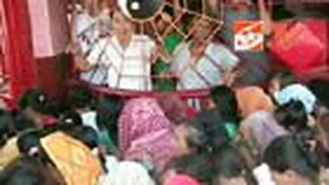 Demi Tiga Kaleng Beras, Antre Berjam-jam