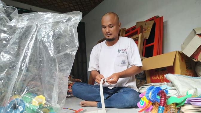 Seorang perajin terompet asal Desa Jamblang Kabupaten Cirebon mengeluh pesanan menurun gara-gara isu bakteri dan tulisan arab di kertas. Foto (Liputan6.com / Panji Prayitno)