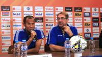 Supardi (kiri) dalam jumpa pers menjelang laga Persib Bandung versus Persipura Jayapura di Graha Persib, Jalan Sulanjana, Kota Bandung, Jumat (17/5/2019). (Bola.com/Erwin Snaz)