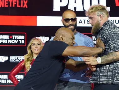 Momen panas sudah terasa sebelum pertarungan Mike Tyson vs Jake Paul di atas ring tinju. (AFP/Timothy A. Clary)