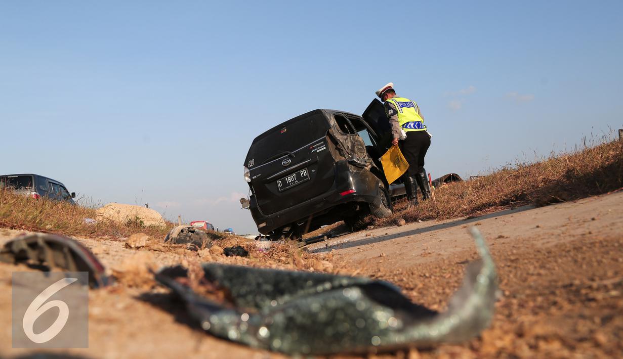 Petugas kepolisian memeriksa kendaraan yang mengalami kecelakaan di Tol Cipali, Jawa Barat, Senin (13/7/2015). Mobil bernomor polisi D 1807 PB tersebut menabrak penanda jalan di Km 149+800. (Liputan6.com/Herman Zakharia)
