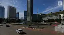 Suasana lalu lintas di kawasan Jalan MH. Thamrin, Jakarta, Senin (1/1). Kondisi lalu lintas di Jakarta saat libur Tahun Baru ini terpantau lengang dibanding hari-hari biasanya yang kerap menjadi simpul kemacetan. (Liputan6.com/Faizal Fanani)