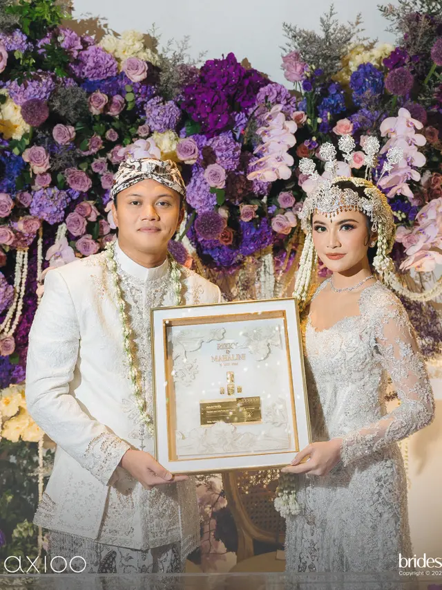 Rizky Febian dan Mahalini saat Akad Nikah kenakan adat Sunda. [Bridestory/@axioo]