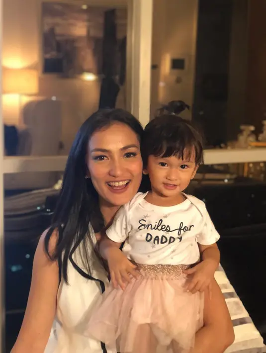 Tak sedikit pula netizen yang menganggap jika Salma memiliki kemiripan wajah dengan sang ibu. Kedekatan antara Atiqah dan Salma juga sering diabadikan pada lensa kamera milik Rio Dewanto. (Liputan6.com/IG/@atiqahhasiholan)