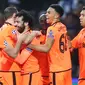 Pemain Liverpool merayakan gol Mohamed Salah (ketiga kiri) ke gawang FC Porto dalam leg pertama babak 16 besar Liga Champions di Stadion Do Dragao, Kamis (15/2). Liverpool memetik kemenangan dengan skor telak 5-0. (AP/Luis Vieira)