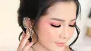 Atau makeup dengan nuansa yang lebih natural. Tetap dengan warna merah muda yang pas di kulit putihnya, Bella Bonita terlihat menawan di sini memamerkan paras cantiknya. Foto: Instagram.