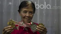 Legenda bulutangkis Indonesia, Tati Sumirah, menunjukan sejumlah medali yang pernah diraihnya saat berada di rumahnya di Jakarta, Selasa (11/4/2017). (Bola.com/Vitalis Yogi Trisna)