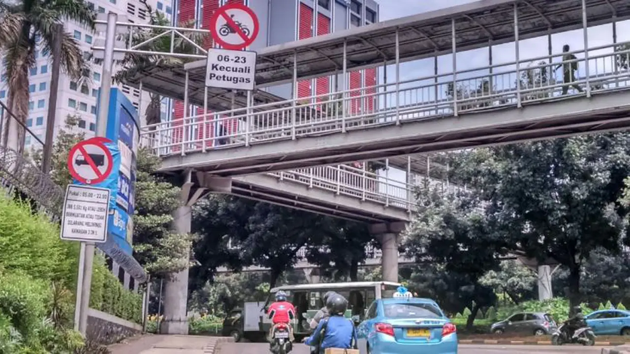 Rambu Motor Dilarang Masuk Sudirman-Senayan Terpasang