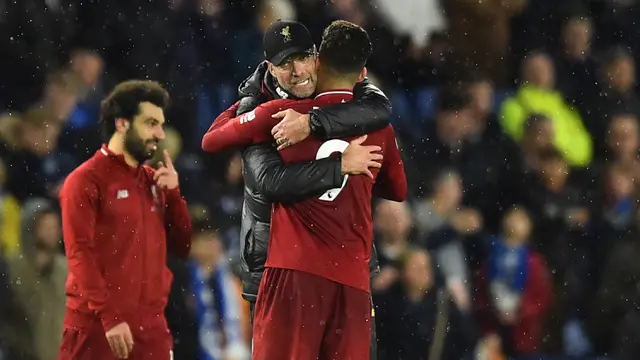 Pelatih Liverpool, Juergen Klopp, merangkul pemainnya usai mengalahkan Brighton. (AFP/Glyn Kirk)