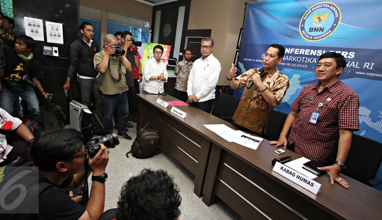 Kepala BNN Komjen Budi Waseso memberikan keterangan pers di Gedung BNN, Cawang, Jakarta, Selasa (22/12). keterangan pers terkait penangkapan kru maskapai penerbangan yang berpesta narkoba. (Liputan6.com/Immanuel Antonius)