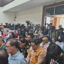 Sidang Dokter Tifa, Pengunjung Tak Bisa Masuk Nobar Depan Pengadilan