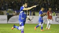 Pemain Persib, Vladimir Vujovic, mencetak gol melalui penalti ke gawang Bali United dalam laga persahabatan di Stadion Siliwangi, Bandung, Sabtu (13/2/2016). (Bola.com/Vitalis Yogi Trisna) 