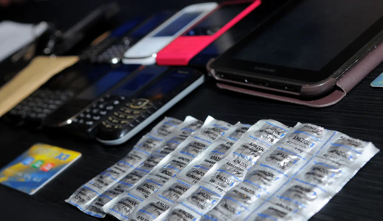 Beberapa benda berharga hasil kejahatan dan beberapa obat bius berhasil diamankan petugas. 