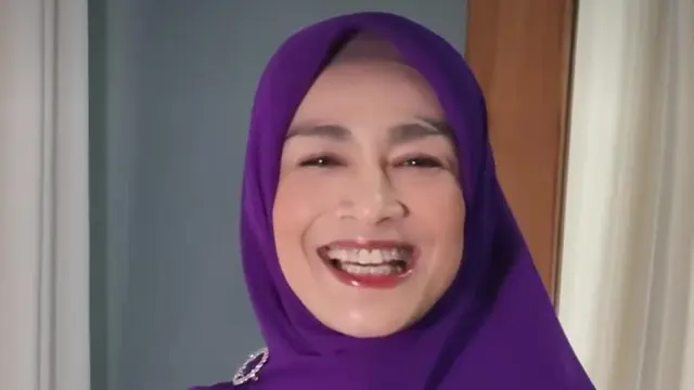 Potret Dewi Hughes, Makin Langsing dan Fresh