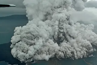 Aktivitas Gunung Anak Krakatau dari udara yang terus mengalami erupsi, Minggu (23/12). Tsunami yang menerjang wilayah Selat Sunda, Pandeglang, Serang, dan Lampung Selatan merusak ratusan bangunan dan kapal. (Liputan6.com/Pool/Susi Air)