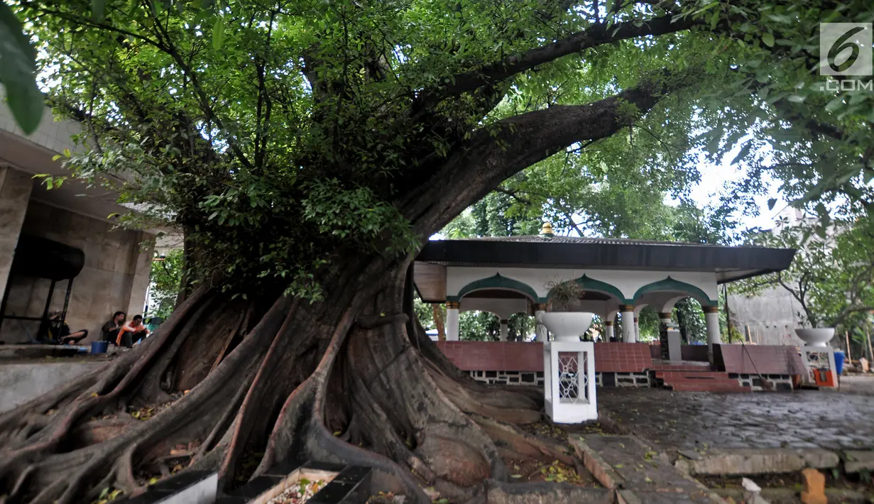 Kondisi kompleks makam Pangeran Jayakarta, Jakarta, Senin (21/1). Anggaran perluasan kompleks makam Pangeran Jayakarta sebesar Rp 23 miliar. (Merdeka.com/Iqbal Nugroho)