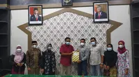 Penyerahan hasil penelusuran rekam jejak para calon Komisioner KKR Aceh dari elemen sipil kepada Ketua Pansel Calon Anggota KKR Aceh, Hendra Saputra, Jumat (29/10/2021).