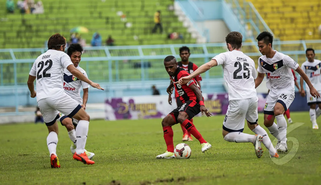 Empat pemain Mitra Kukar berusaha mengepung Boaz Solossa saat laga di SCM Cup 2015. Persipura menang 4-1 atas Mitra Kukar, Stadion Kanjuruhan Malang, Selasa (20/1/2015). (Liputan6.com/Faizal Fanani)
