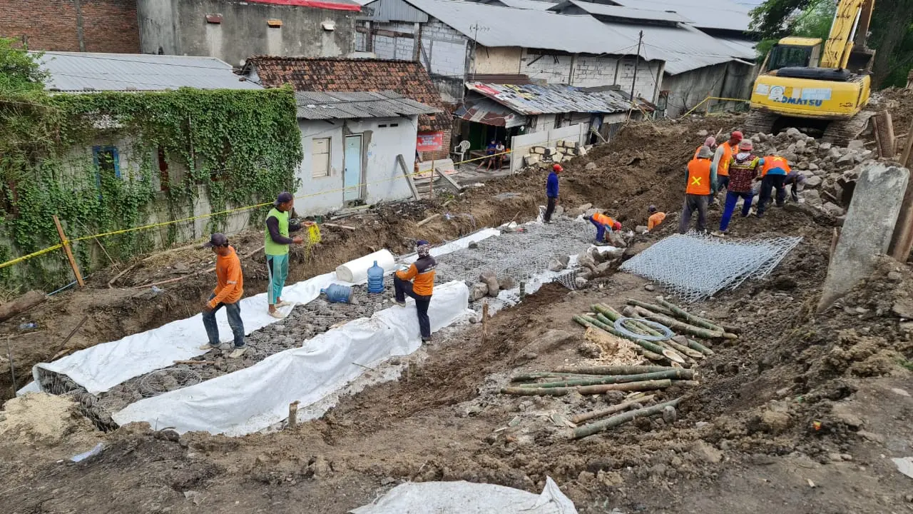 Gubernur Provinsi Jawa Timur Khofifah Indar Parawansa melakukan kunjungan ke lokasi longsor di Jalan Tol Surabaya-Gempol KM 06+200 A.