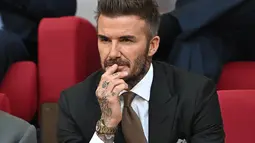 David Beckham saat menyaksikan pertandingan Grup B Piala Dunia Qatar 2022 antara Inggris dan Iran di Stadion Internasional Khalifa di Doha, Qatar, Senin (21/11/2022). Sebelumnya, Beckham   menyampaikan pesan sebelum kick off Piala Dunia 2022 di Qatar dimulai pada Minggu 20 November 2022. (AFP/Paul Ellis)