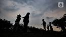 Warga bermain layang-layang di pinggir Kanal Banjir Timur (KBT), Duren Sawit, Jakarta, Senin (19/4/2021). KBT menjadi lokasi favorit warga untuk mengisi waktu menunggu buka puasa atau ngabuburit, salah satunya dengan bermain layang-layang bersama keluarga. (merdeka.com/Iqbal S Nugroho)