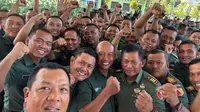 Pangdam V Brawijaya Mayjen TNI Farid Makruf bersama para Babinsa dilingkungan Kodam V Brawijaya. (Liputan6.com/ist)