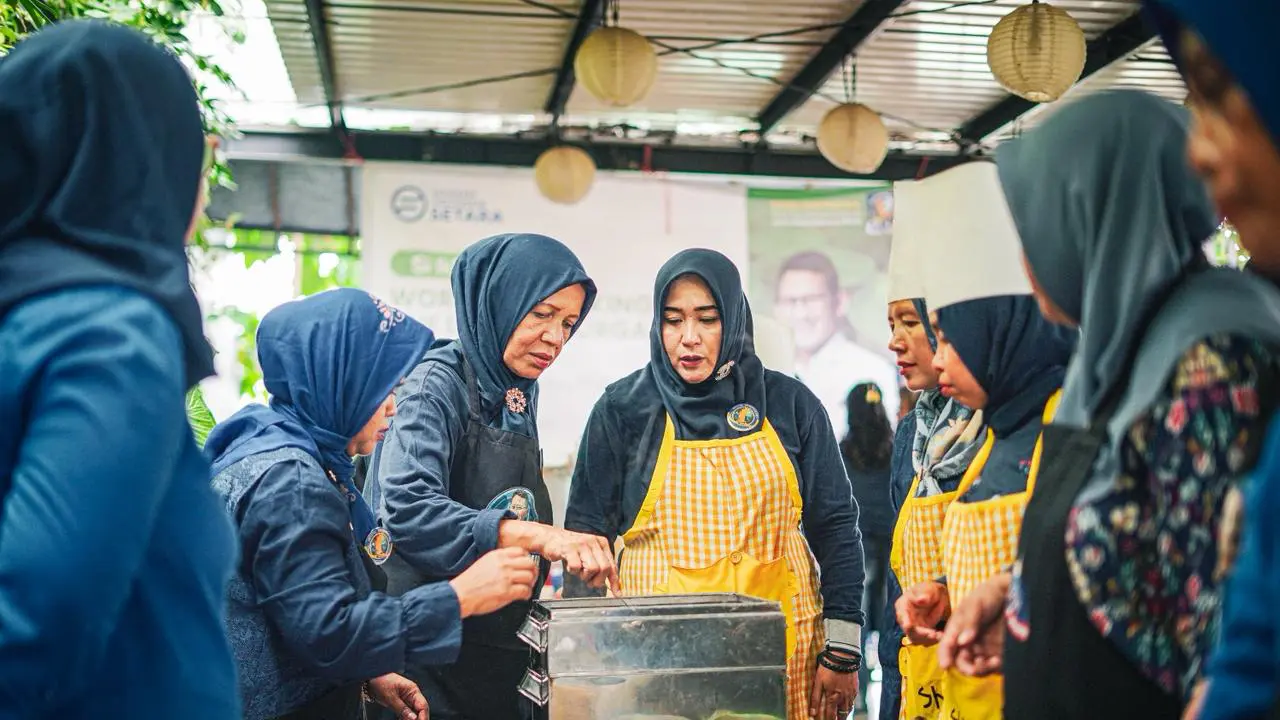 Founder YIS Sandiaga Uno beri pelatihan membuat 'Kue Lumpur Surga' dan 'Bolu Lumer' di Kitiran Cafe, Jatibening Baru, Pondok Gede, Kota Bekasi, Jawa Barat.