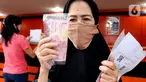 Keluarga Penerima Manfaat (KPM) mencairkan bantuan sosial tunai di Kantor Pos Bogor, Jawa Barat, Rabu (13/5/2020). Bantuan bagi yang terdampak COVID-19 tersebut berupa bantuan langsung tunai senilai Rp 600 ribu per bulan selama tiga bulan ke depan. (merdeka.com/Arie Basuki)