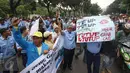 Sejumlah sopir taksi dan bus kota menggelar aksi mogok dan unjuk rasa di Istana, Jakarta, Senin (14/3). Para supir taksi tersebut juga melakukan sweeping terhadap pengemudi taksi yang masih beroperasi di sekitar lokasi. (Liputan6.com/Immanuel Antonius)
