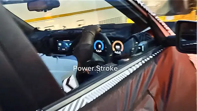 Kabin Venue generasi baru dibekali dua layar 10,2 inci bergaya floating, plus fitur dashcam bawaan dan setir desain baru (Power Stroke)