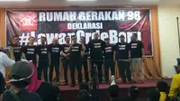 Puluhan orang yang tergabung dari kelompok masyarakat Rumah Gerakan 98 mendeklarasikan #LawanOrdeBaru di Gedung Djoang 45. (Merdeka.com)