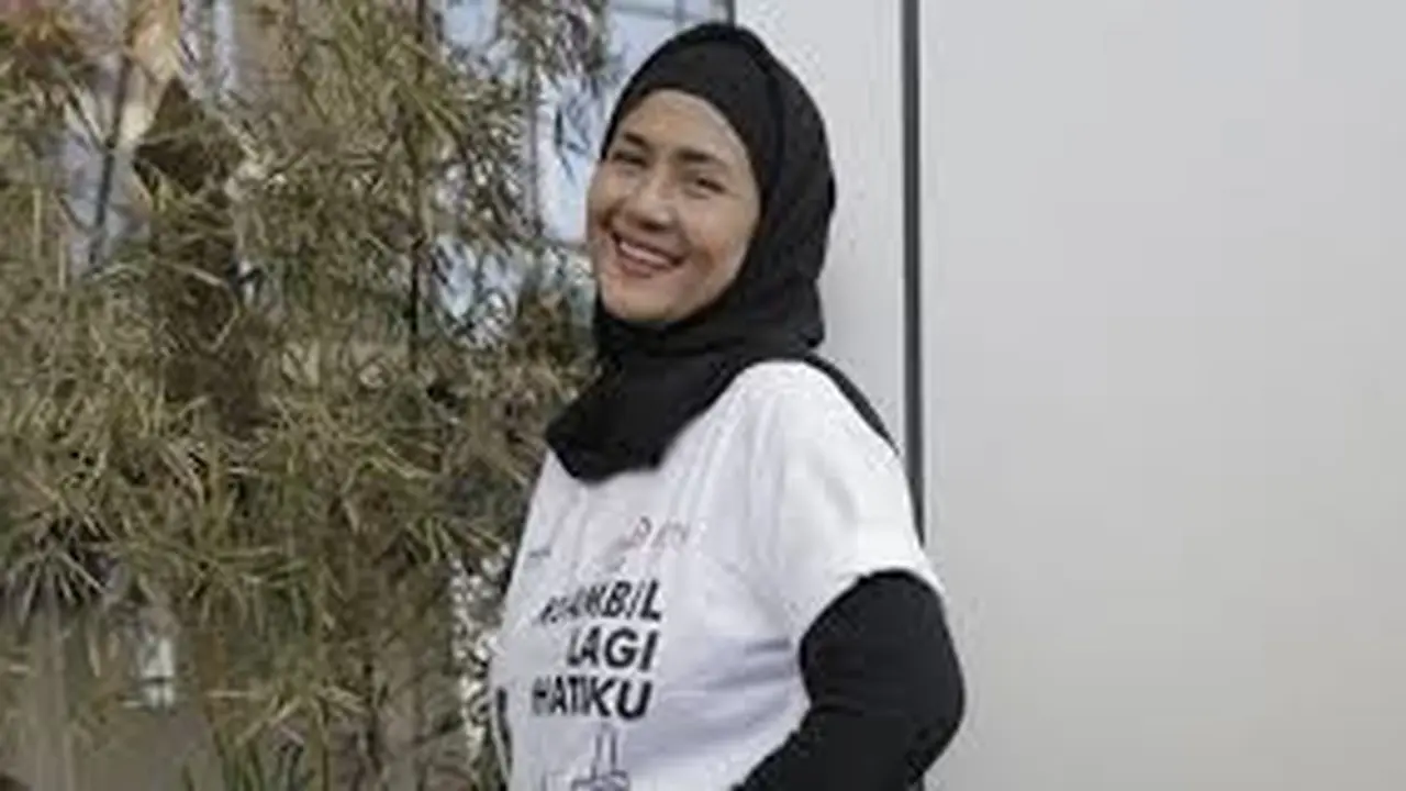 Ria Irawan menggunakan hijab