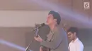 Musisi Budi Doremi saat bernyanyi pada gelaran EGTC 2018 Bandung di Graha Sanusi Hardjadinata, Universitas Padjajdaran, Bandung, Rabu (5/12). Budi Doremi membawakan lagu-lagu diantaranya, Tolong, Friendzone, Doremi. (Liputan6.com/Helmi Fithriansyah)