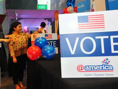 Pengunjung melakukan simulasi vote pemilihan Presiden Amerika Serikat di @amerika di Jakarta, Rabu (9/11). Dalam simulasi ini pengunjung dapat merasakan pemilihan presiden AS seperti yang sedang terjadi di Amerika Serikat. (Liputan6.com/Angga Yuniar)