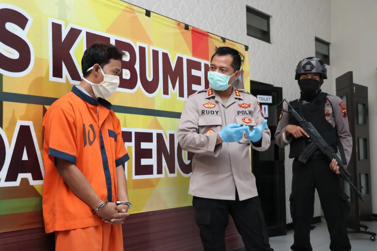Mengaku Intel Polres Kebumen, Residivis kasus pencabulan gelapkan motor kekasihnya. (Dok Polres Kebumen, Liputan6.com/Galoeh Widura)