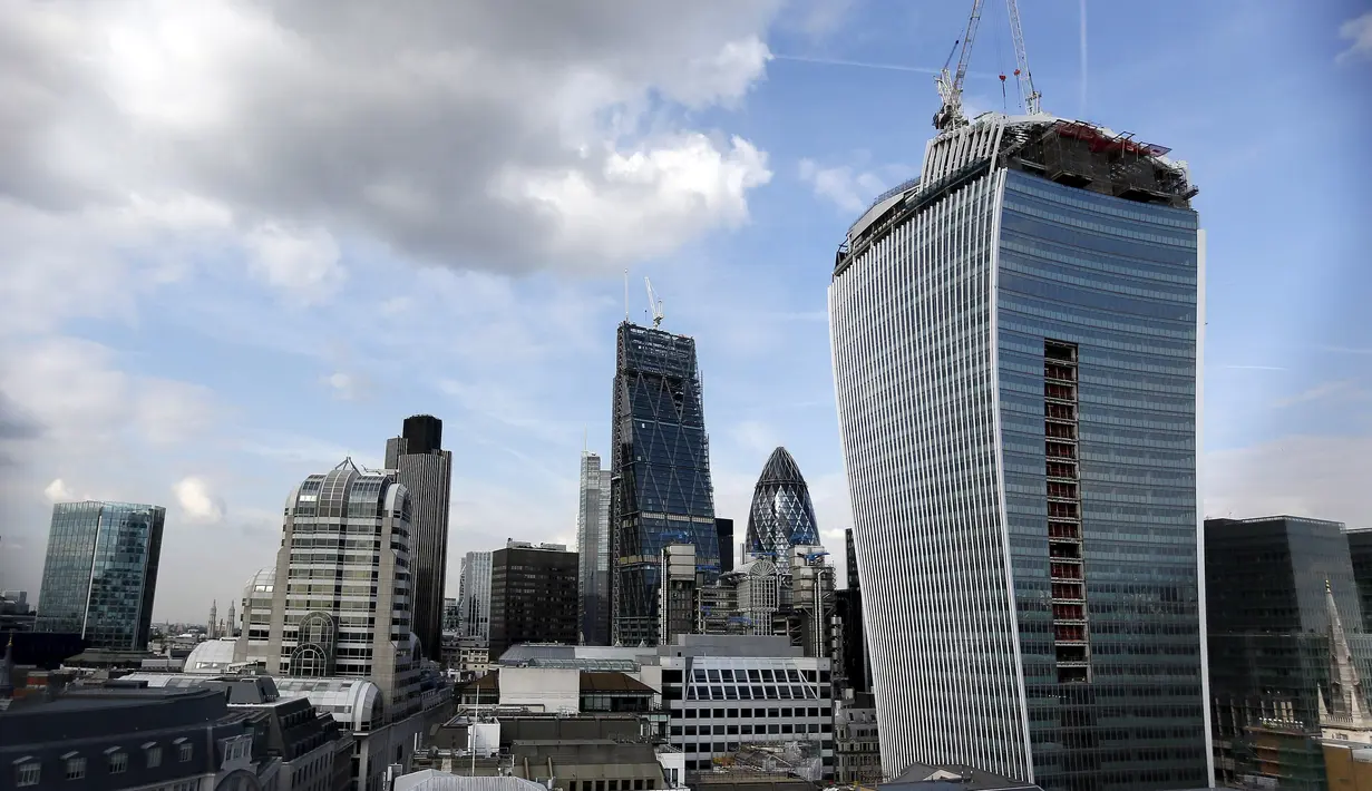 Gedung pencakar langit di Kota London, yang dijuluki Walkie Talkie, 30 Agustus 2013. Gedung bertingkat 37 ini memenangkan Piala Carbuncle yang diberikan setiap tahun kepada gedung yang dipandang para juri sebagai terburuk di Inggris.(AFP PHOTO/CARL COURT)