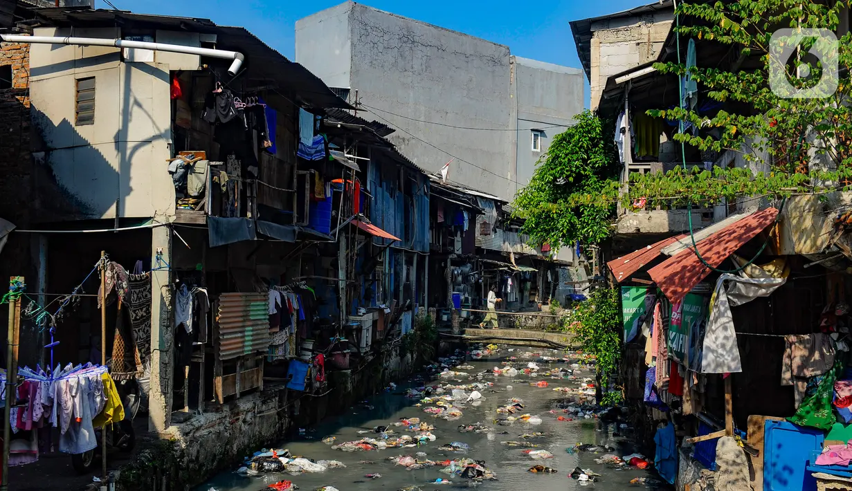 Ceceran sampah membuat kawasan tersebut terlihat kotor dan kumuh. (merdeka.com/Arie Basuki)