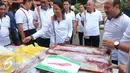Menteri BUMN Rini Soemarno meninjau stan daging kerbau pada acara sosialisasi di Kantor Perum Bulog, Jakarta, Jumat (2/9). Pemerintah melalui Bulog memang menargetkan akan mendatangkan 750 ton daging kerbau impor dari India. (Liputan6.com/Angga Yuniar)