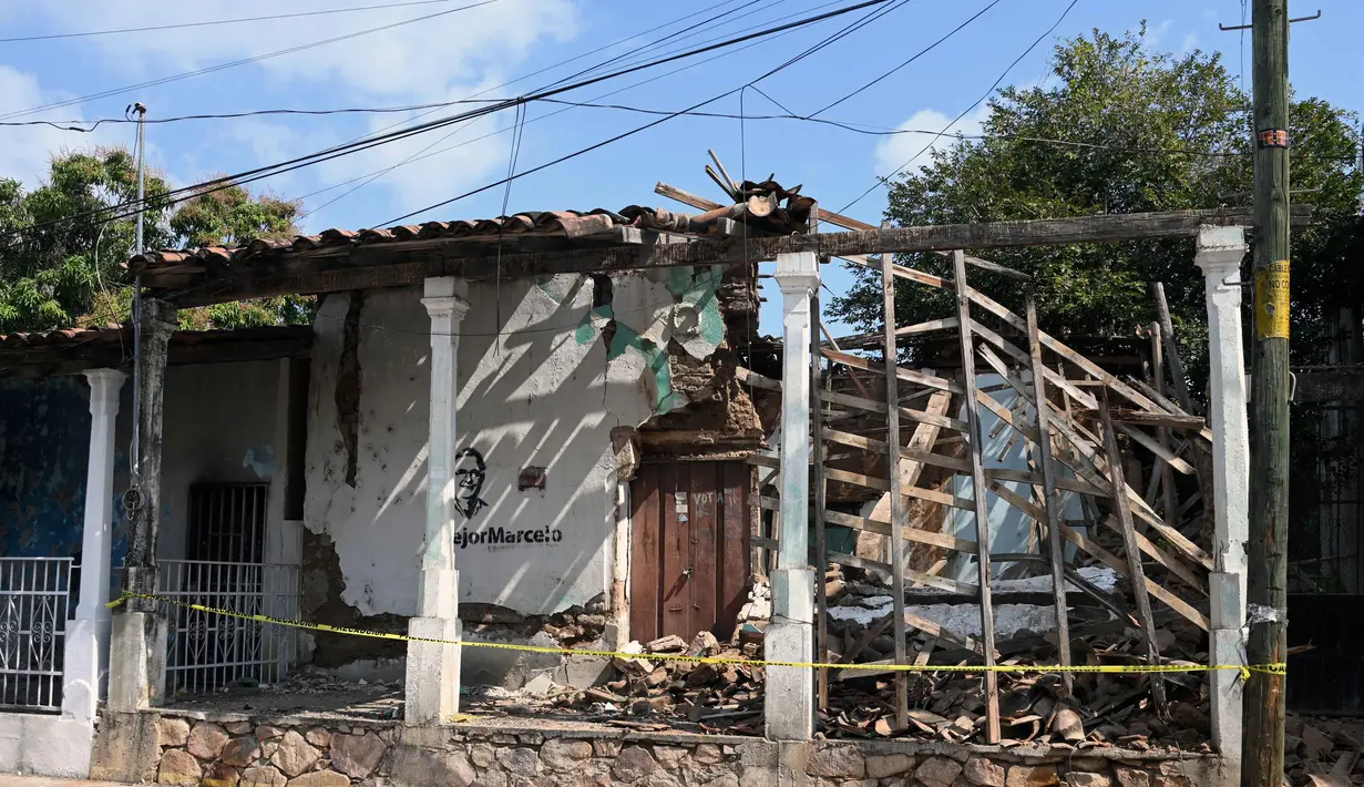 Foto menunjukkan kondisi rumah yang rusak setelah guncangan gempa bumi berkekuatan 6,5 magnitudo di komunitas San Marcos, negara bagian Guerrero, Meksiko pada Jumat 2 Januari 2026. Gempa bumi berkekuatan 6,5 magnitudo yang mengguncang Mexico City, Jumat (2/1/2026) waktu setempat. (Francisco ROBLES/AFP)