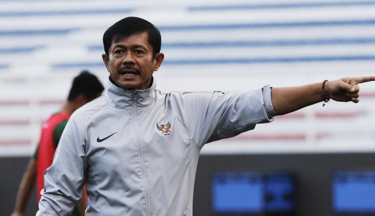 Pelatih Timnas Indonesia U-22, Indra Sjafri, memberikan instruksi saat latihan di Stadion Rizal Memorial, Manila, Senin (25/11). Latihan ini persiapan jelang laga SEA Games 2019 melawan Thailand. (Bola.com/M Iqbal Ichsan)