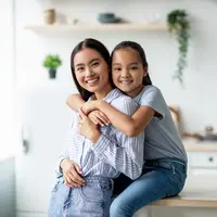 Ilustrasi senyum ibu dan anak. (Dok. Shutterstock)