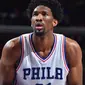 Pemain Philadelphia 76ers, Joel Embiid, dipastikan absen hingga akhir musim NBA 2016-2017 karena mengalami cedera lutut kiri. (Twitter/Bachelor Report)