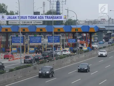 Sejumlah kendaraan melintasi kawasan gerbang tol Cibubur Utama, Jakarta, Jumat (8/9). Pasca perubahan sistem transaksi jalan tol Jagorawi menjadi sistem terbuka atau satu tarif, arus lalu lintas terlihat lebih lancar. (Liputan6.com/Helmi Fithriansyah) 