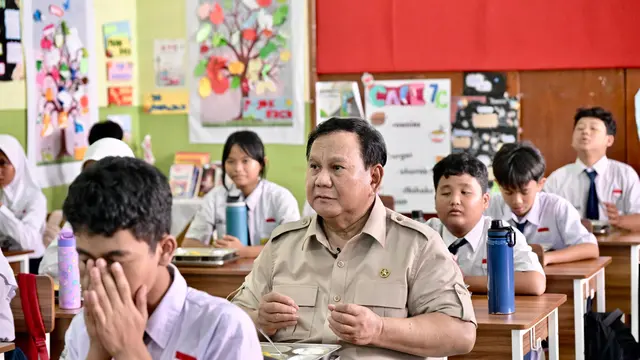 Siang Dampingi Prabowo Makan MBG, Malamnya Dadan Dicopot dari Kepala BGN