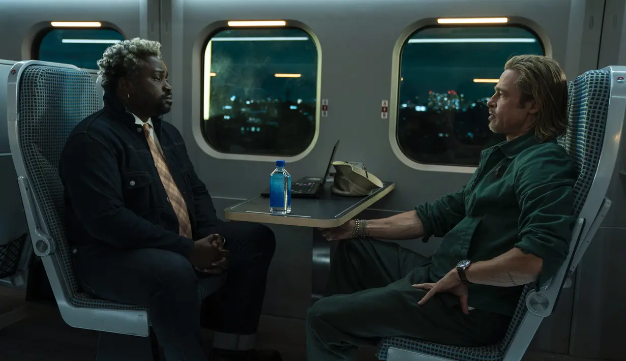 Gambar yang dirilis oleh Sony Pictures ini menunjukkan Brian Tyree Henry (kiri) dan Brad Pitt dalam sebuah adegan film Bullet Train. Bullet Train mulai tayang di bioskop pada Rabu, 3 Agustus 2022. (Scott Garfield/Sony Pictures via AP)