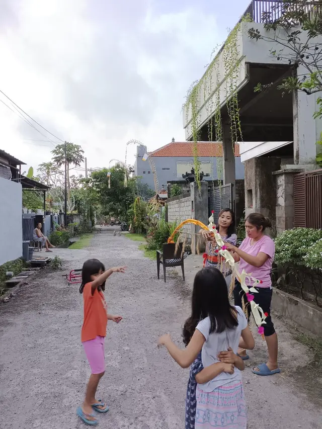Pemasangan Penjor di depan rumah (Ungasan-Bali)