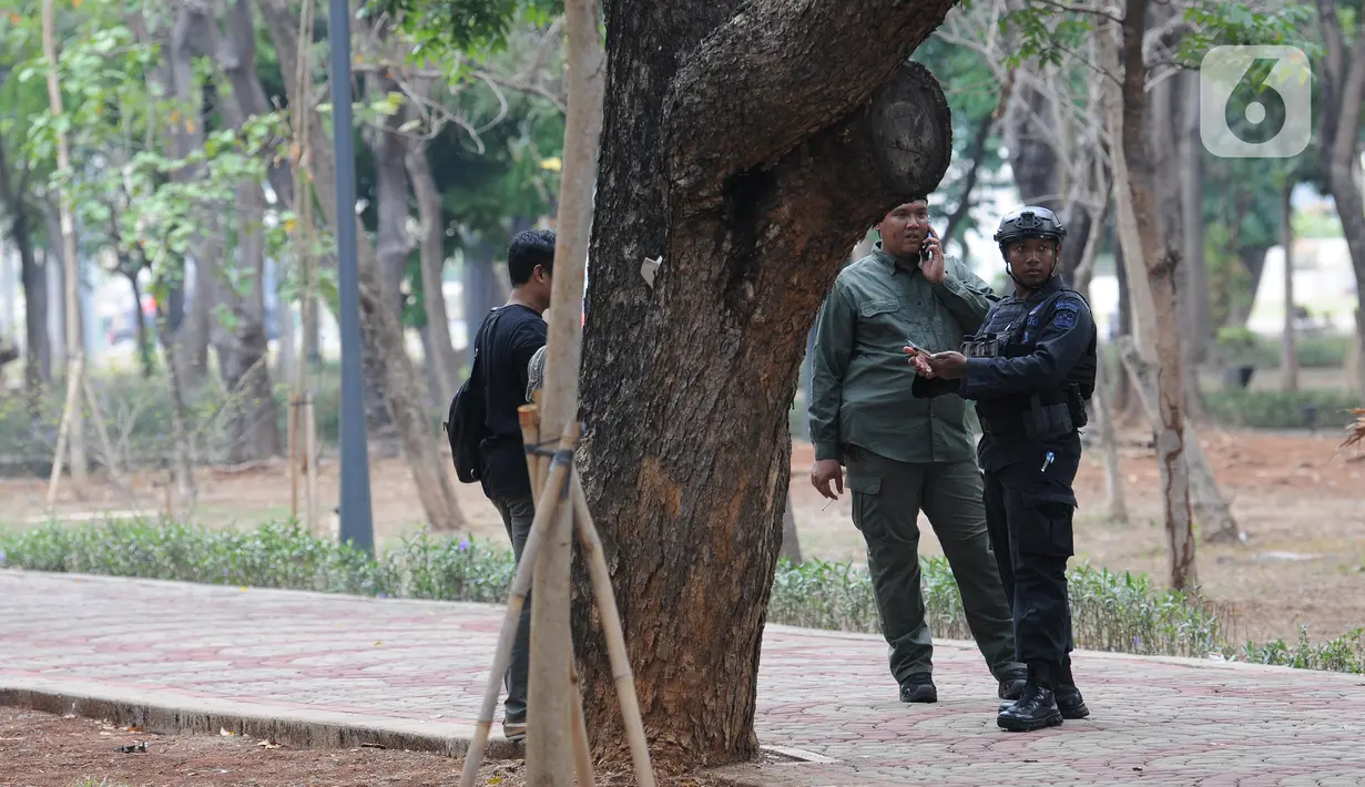 Petugas berjaga di sekitar kejadian ledakan di kawasan Monumen Nasional, Jakarta, Selasa (3/12/2019).  Ledakan tersebut diduga berasal dari granat asap dan mengakibatkan dua orang anggota TNI terluka, korban langsung dievakuasi ke RSPAD Gatot Subroto Jakarta. (Liputan6.com/Helmi Fithriansyah)